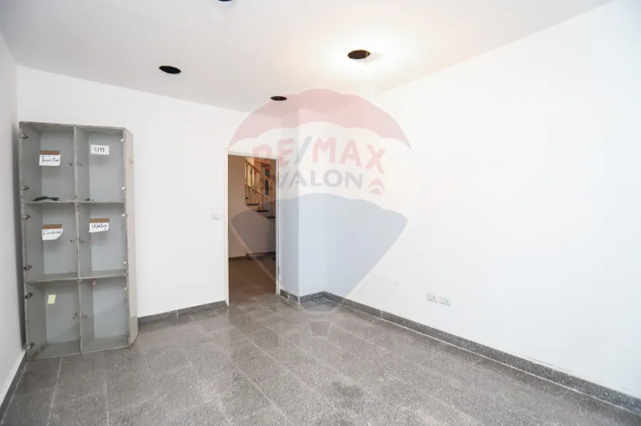 محل للبيع 430 م محطه الرمل (متفرع من ش صفية زغلول)