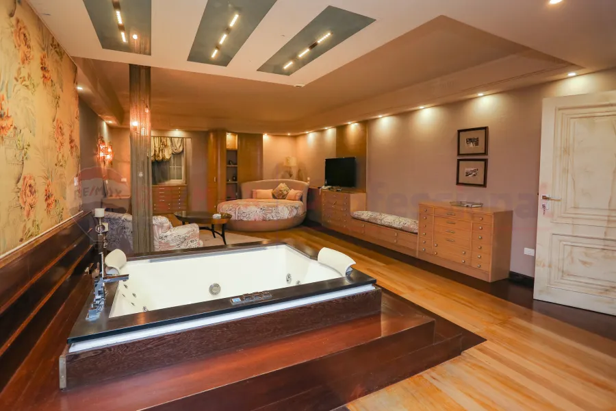 Apartment for sale 600 m San Stefano (Al-Nahhas Building - directly on the sea)