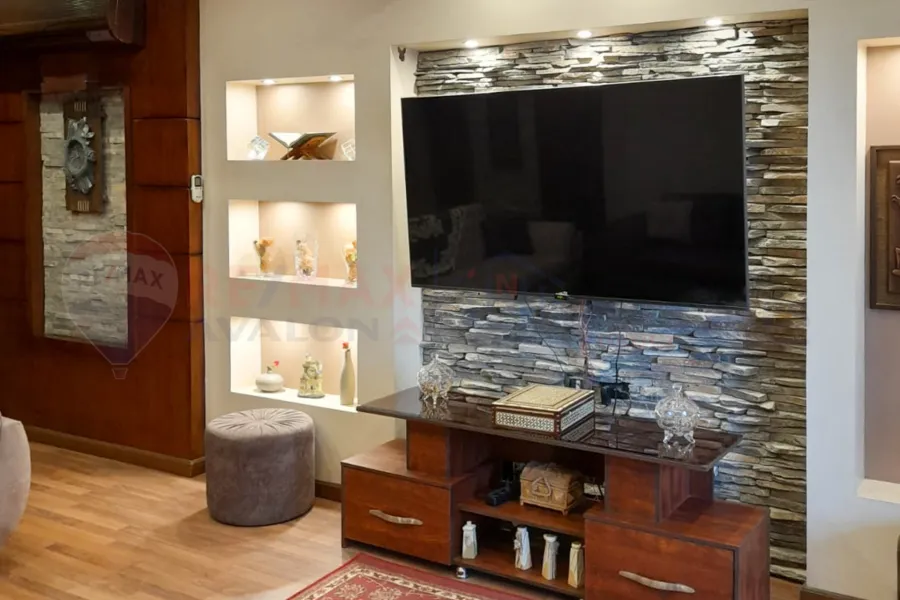 شقة للبيع 210 م السرايا (ثاني نمرة من البحر)