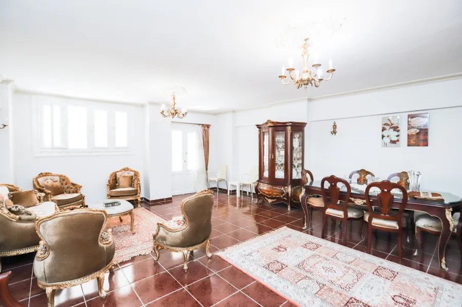 شقة للبيع 135م لوران ( بين الترام و شارع أبوقير )