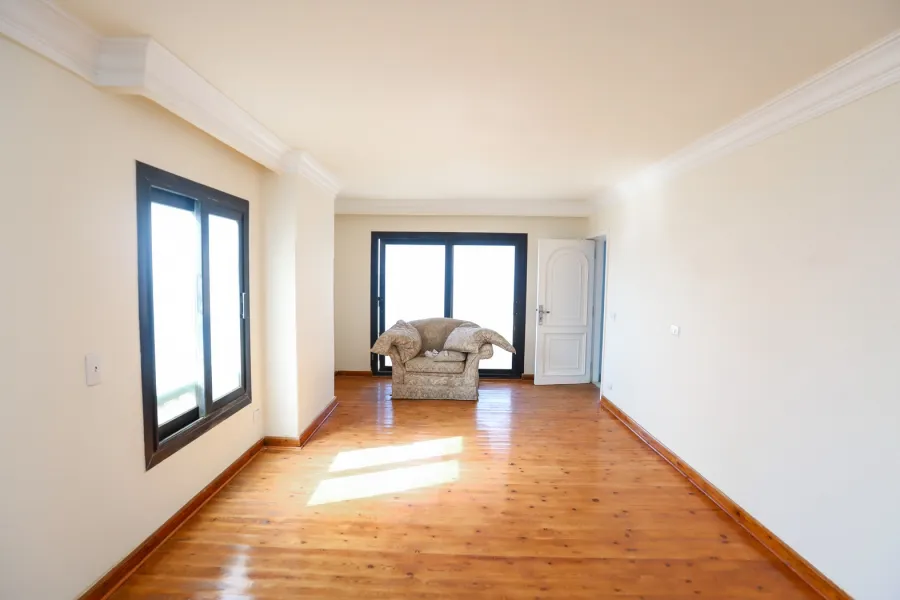 شقة دوبلكس مرخصة للبيع 307م سبورتنج (على البحر مباشرة)ً