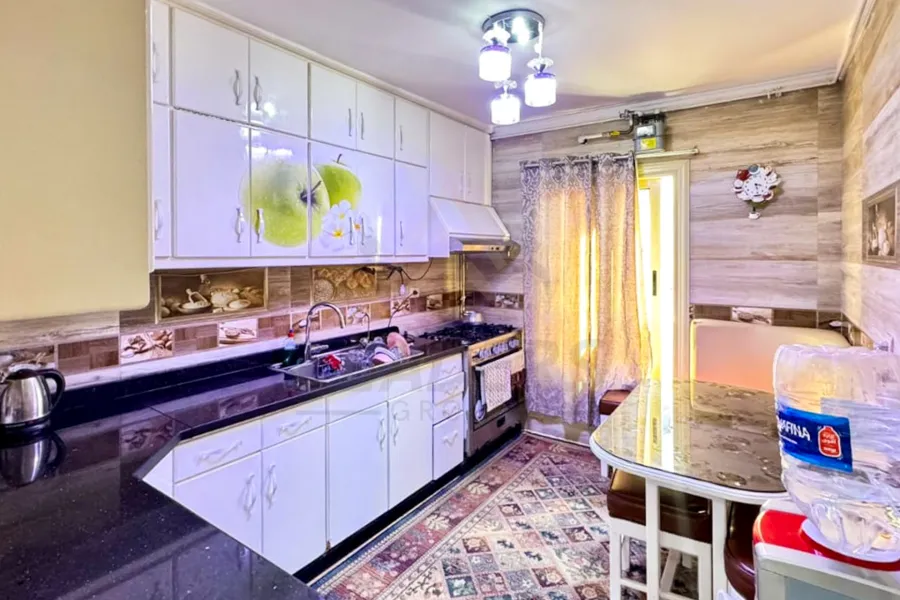 شقة للايجار المفروش 200 م سبورتنج (خطوات من نادي سبورتنج)