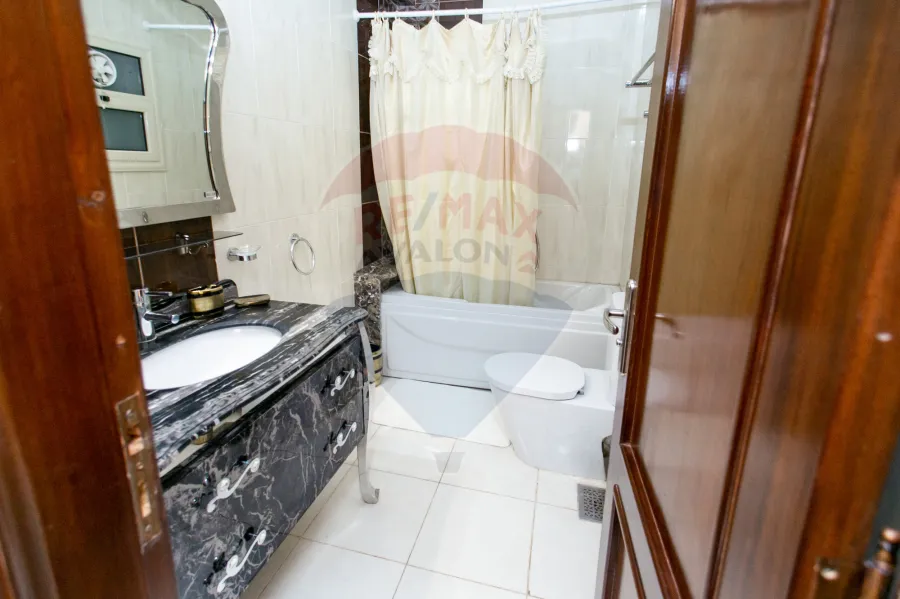 شقه للبيع 520 م سيدي بشر(ش محمد نجيب - على البحر مباشرة)