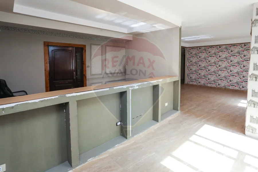 شقة للإيجار 315 م  كفر عبده (ش قرداحى - خطوات من شارع ابوقير الرئيسي)