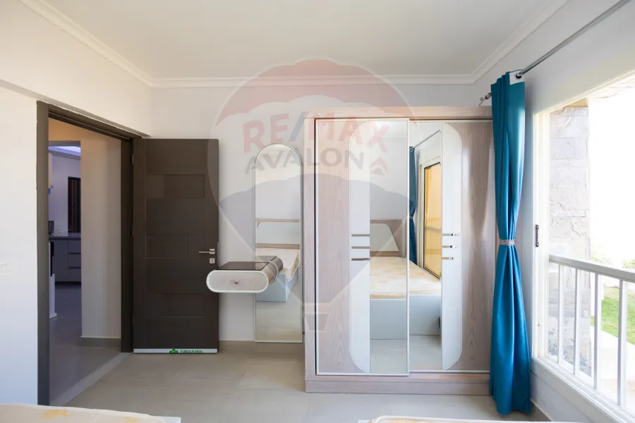 شاليه ارضي مفروش للبيع (سي فيو - رأس الحكمه) 120 م