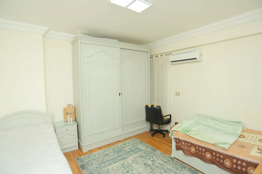 شقة للبيع 215م رشدي (عمارة عزيز شنوده)