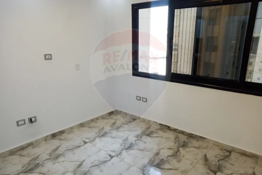 مقر إداري للايجار 100 م محطة الرمل (ش شاكور)