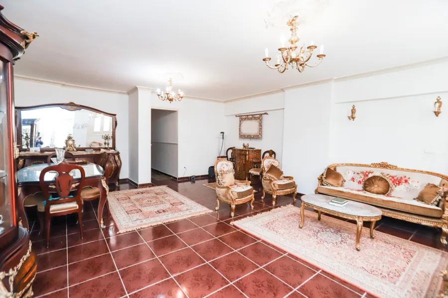 شقة للبيع 135م لوران ( بين الترام و شارع أبوقير )