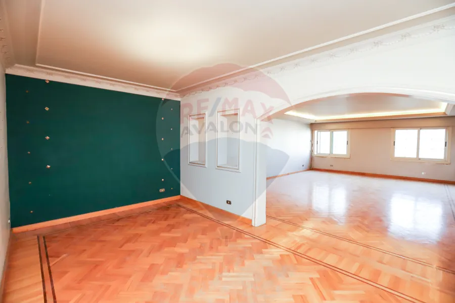 شقة للبيع 240 م  سموحة (  شارع فوزى معاذ راسا - خطوات من ميدان سموحه )