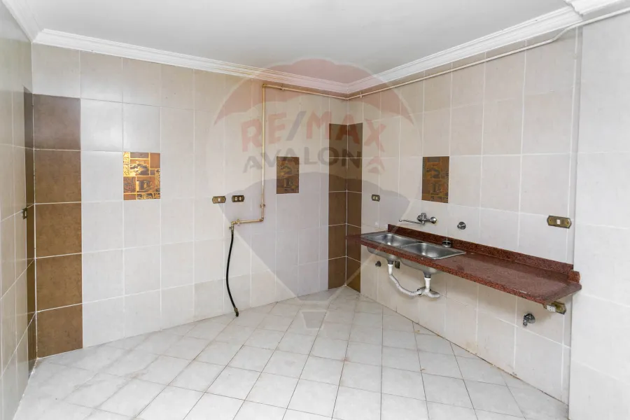 شقة للبيع 235 م كفر عبده (ش سكينة بنت الحسين)