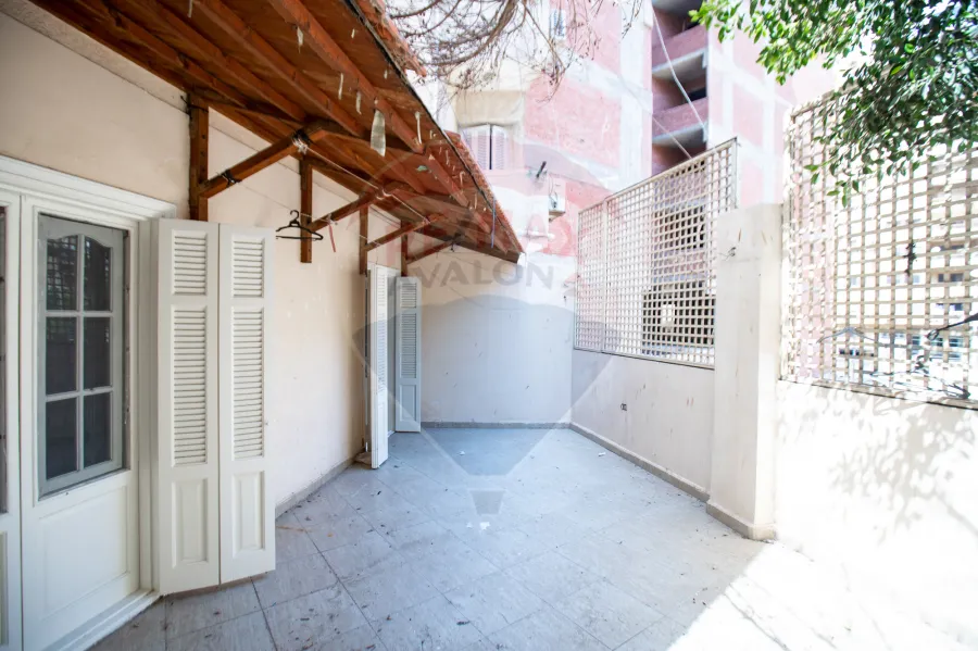 مقر ادارى للايجار 250 م  سان ستيفانو (على الترام مباشرة - خطوات من البحر)