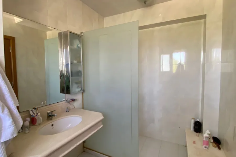 فيلا ستاند ألون كورنر (هاسيندا باي - سيدي عبد الرحمن) 1400 م + 1000 م جاردن - صف تاني بحر - 44,000,000 ج