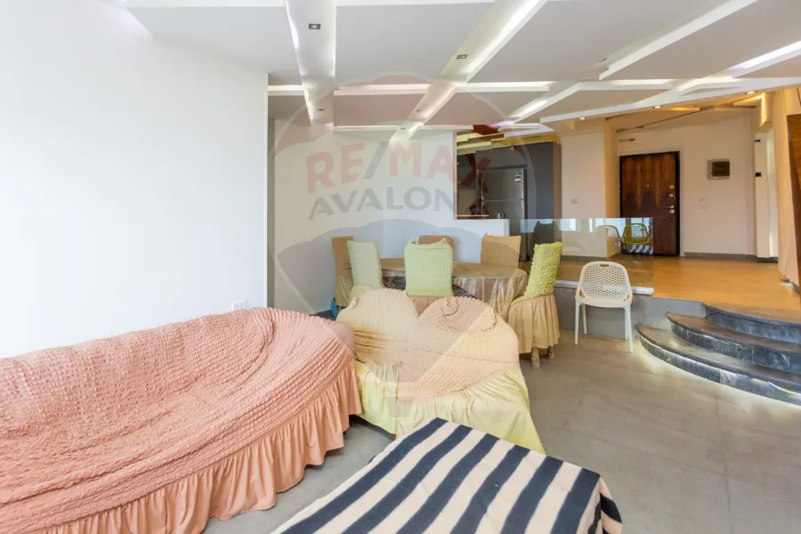 شقة للبيع 176 م كامب شيزار (على البحر مباشرة)