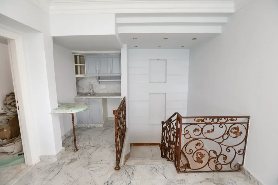 شقة دوبلكس مرخصة للبيع 307م سبورتنج (على البحر مباشرة)ً