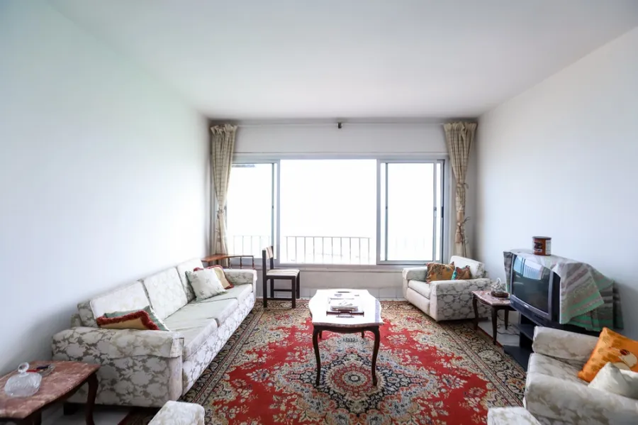 شقة مفروش للإيجار100م جليم ( علي البحر مباشرة)