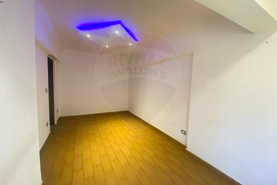 شقة للايجار110 م رشدي ( علي الترام مباشره)