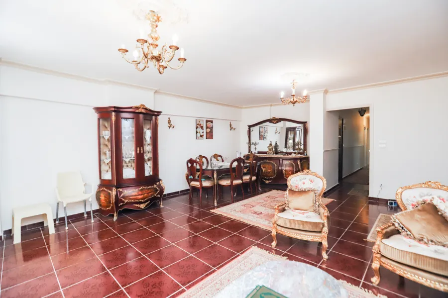 شقة للبيع 135م لوران ( بين الترام و شارع أبوقير )