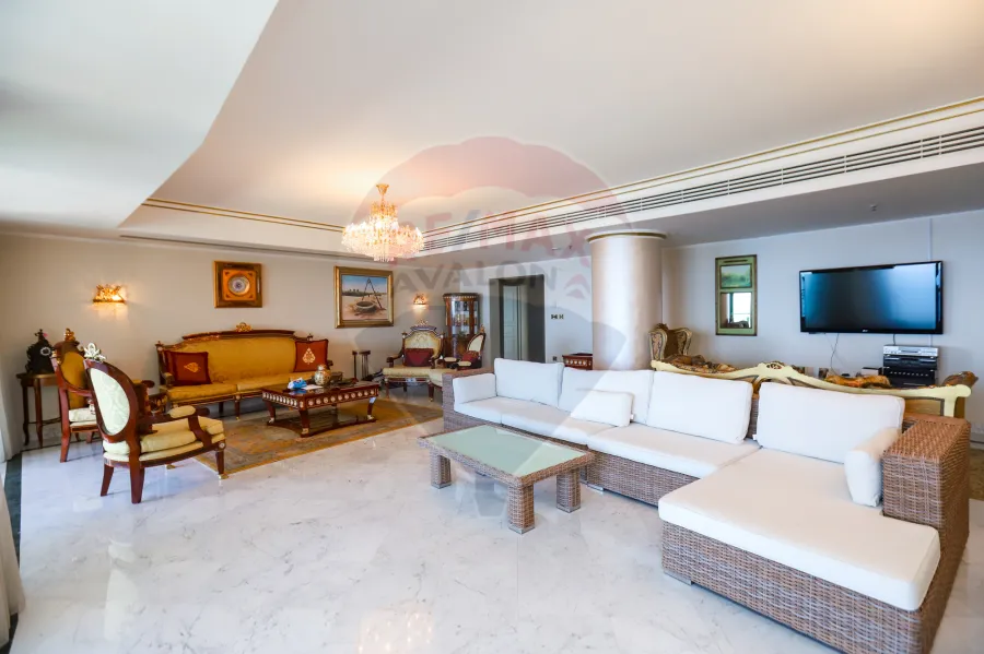 شقة للإيجار 650 م سان ستيفانو (الفورسيزون - علي البحر مباشرة)