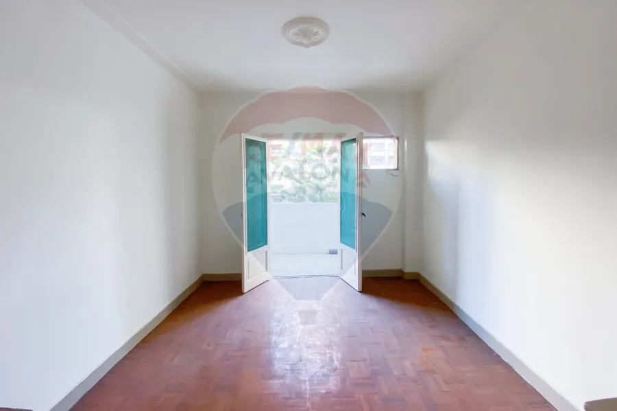 شقة للايجار 145 م جليم (ش مقبل-خطوات من البحر)