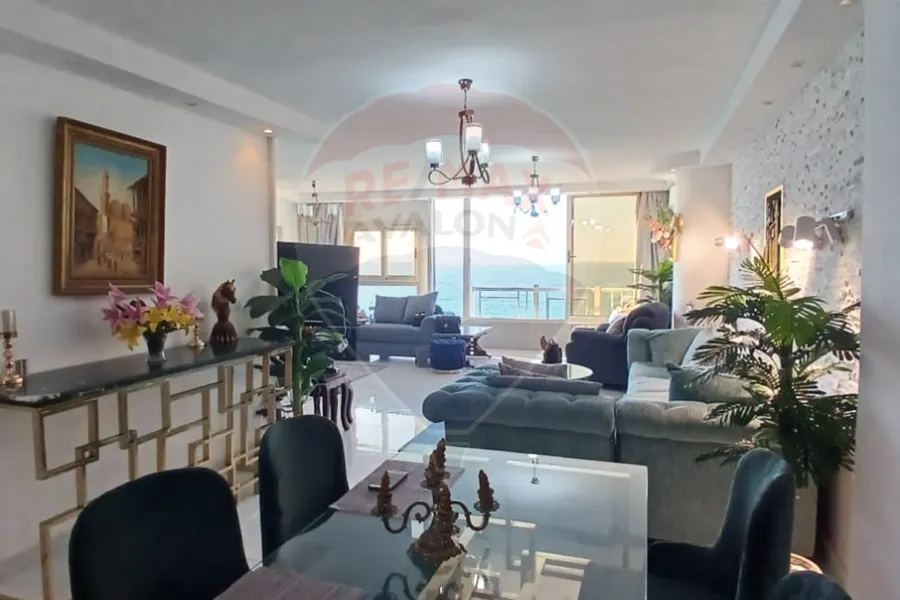 شقة للبيع 190 م كامب شيزار (علي البحر مباشرة - عمارة براند)