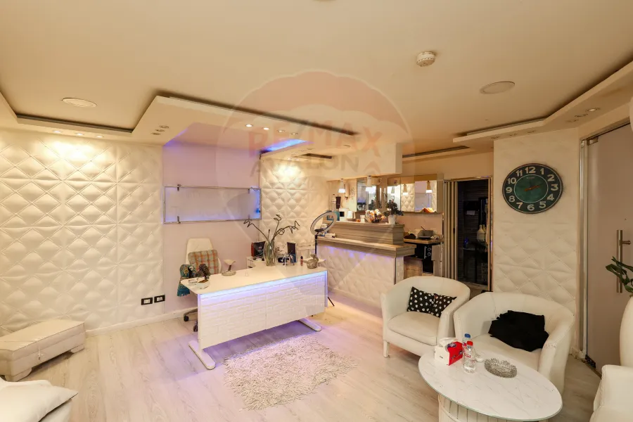 محل  للبيع  130 م + ميزان 120 م  سيدي بشر  (هيلتون رمادا)