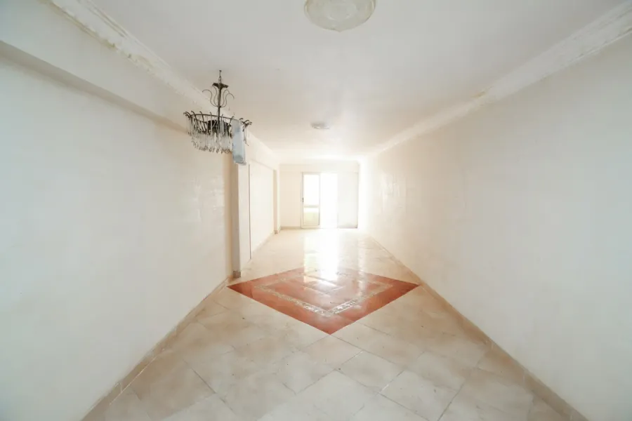 شقة للبيع 165م لوران (متفرع من ش أبوقير - بالقرب من بنك مصر)