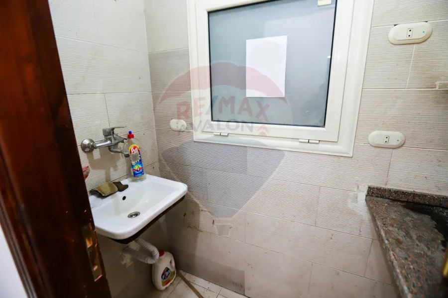 شقه اداري للبيع 110 م لوران ( طريق الحرية )