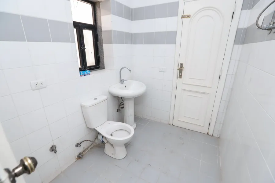 شقة دوبلكس مرخصة للبيع 307م سبورتنج (على البحر مباشرة)ً