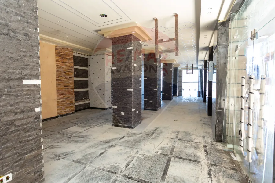 محل للايجار 365 م سبورتنج (علي البحر مباشرة)