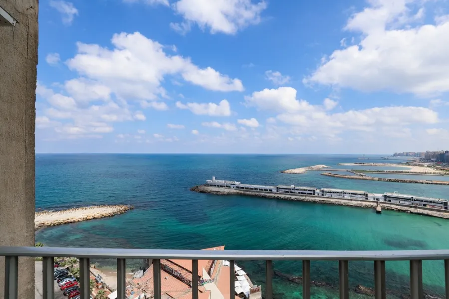 شقة مفروش للإيجار100م جليم ( علي البحر مباشرة)