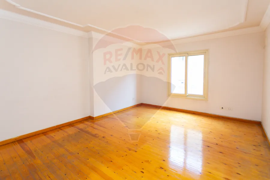 شقة للبيع 225 م لوران (علي الترام مباشرة)