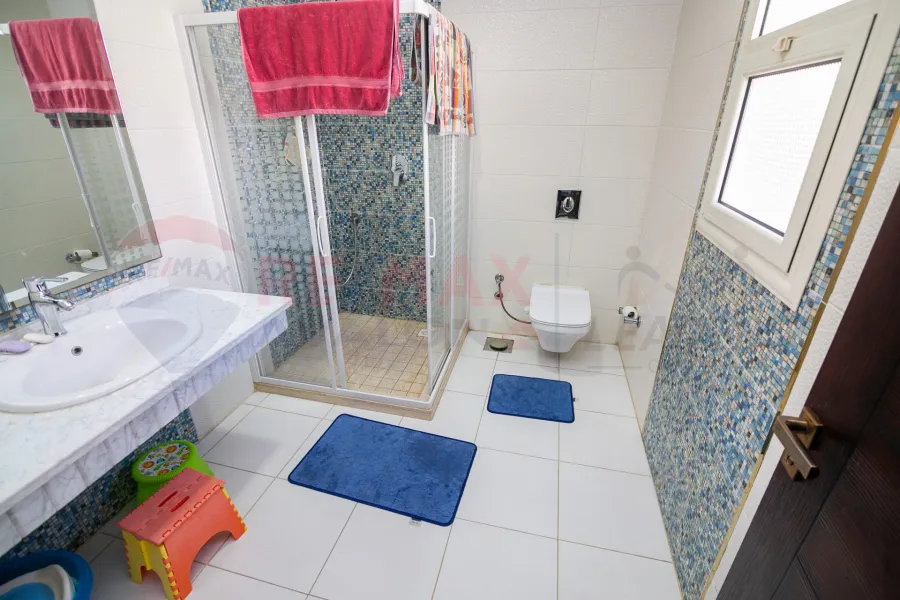 فيلا ستاند الون للبيع 1,100 م كينج مريوط ( خطوات من الهيلتون)