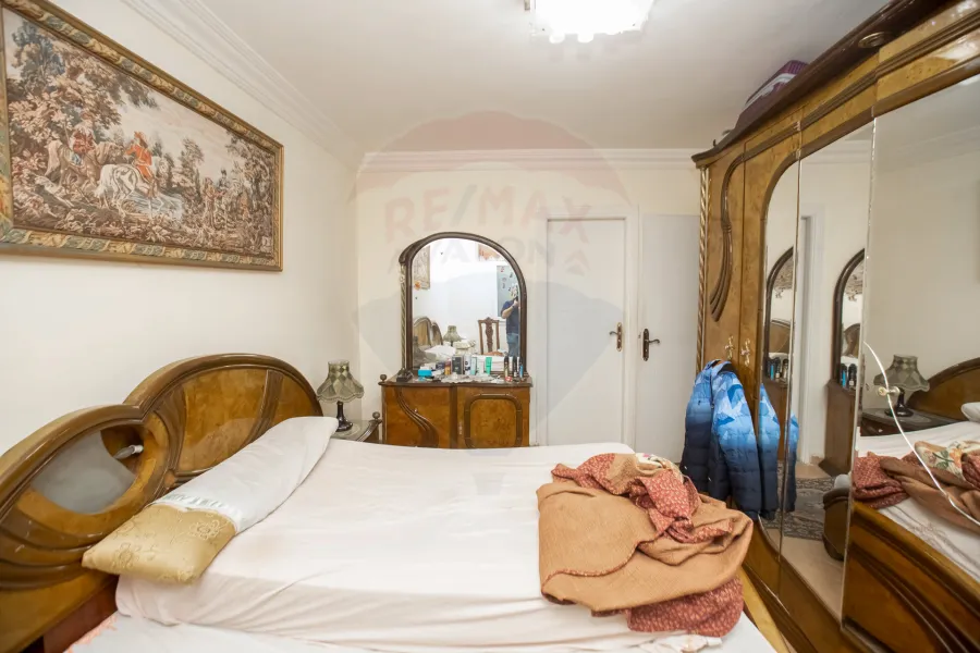 شقة للبيع 145م كامب شيزار (علي البحر مباشرة)