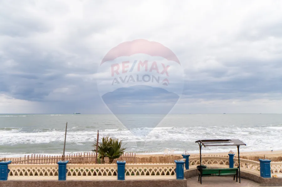 فيلا للبيع  250 م  المعمورة الشاطئ (علي البحر مباشرة)