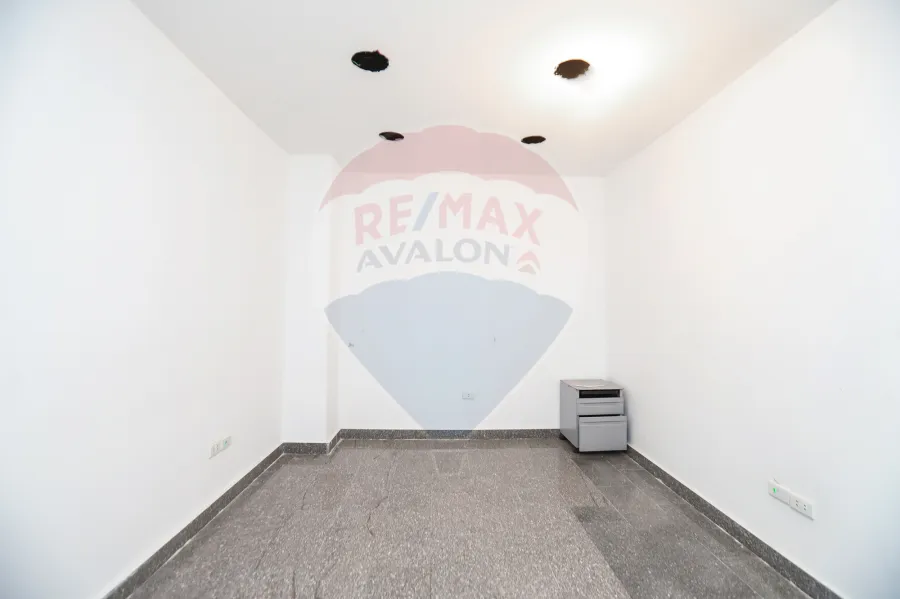 محل للبيع 430 م محطه الرمل (متفرع من ش صفية زغلول)