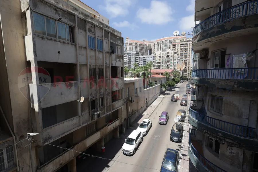 شقة للبيع 300 م زيزينيا ( خطوات من البحر امام قصر الصفا )