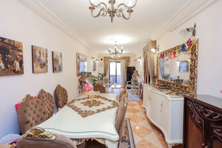 شقة للبيع 100م المنشية (خطوات من البحر)