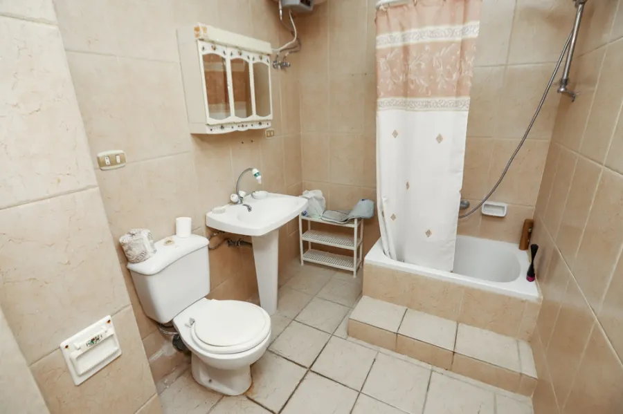 شقة مفروش للإيجار100م جليم ( علي البحر مباشرة)