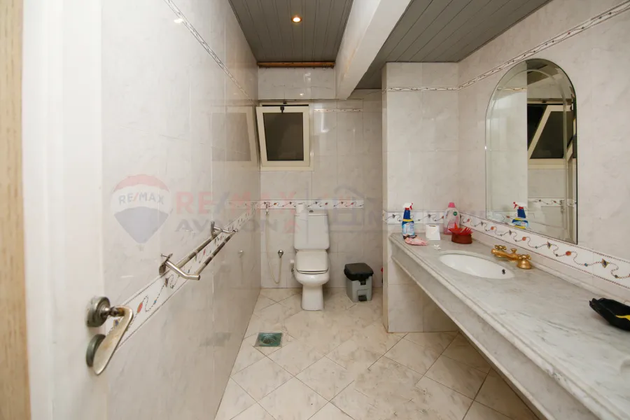 شقة للبيع 580 م جليم (على البحر مباشرة ) - فيو كامل علي البحر مباشرة