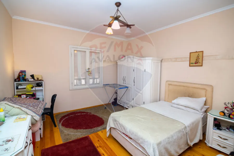 شقة دوبلكس للبيع 300 م الازاريطة (ش الاسكندر الاكبر - خطوات من البحر )