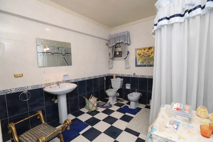 شقة للبيع 250م الإبراهيمية صافى (ش أبو قير الرئيسى)