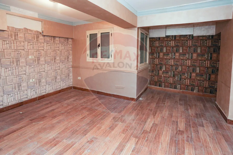 شقة للإيجار 315 م  كفر عبده (ش قرداحى - خطوات من شارع ابوقير الرئيسي)