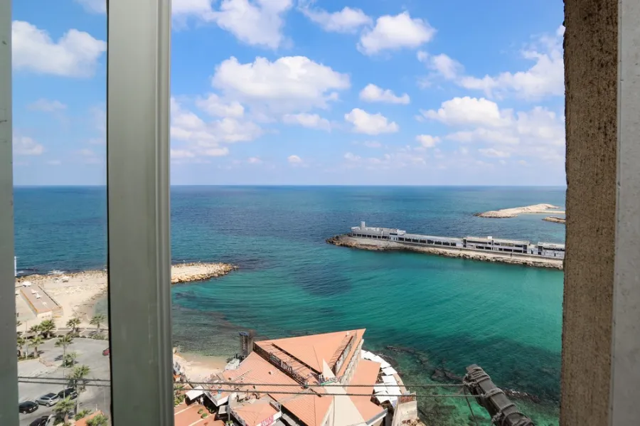 شقة مفروش للإيجار100م جليم ( علي البحر مباشرة)