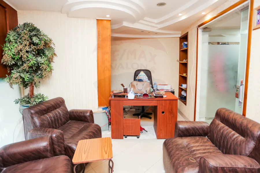 محل دوبلكس للبيع 104 م + 65 م محطة الرمل (ش النبي دانيال) - يصلح لكافة الانشطة التجارية