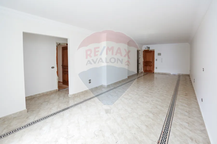 شقة للبيع 175 م زيزينيا (ش مصطفي عبد الرازق)