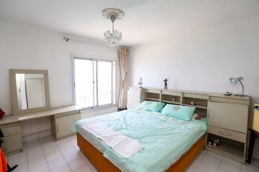 شقة مفروش للإيجار100م جليم ( علي البحر مباشرة)