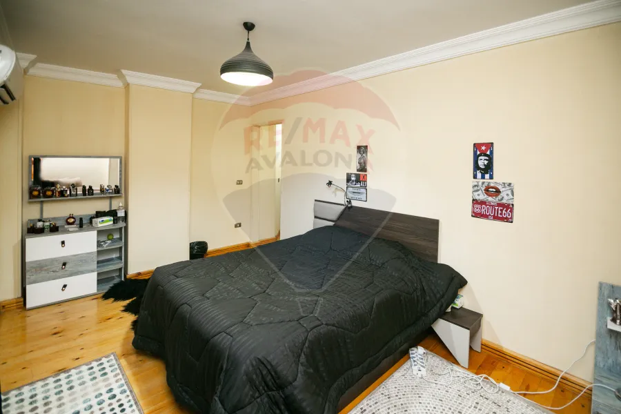 شقة للبيع 188 م الأزاريطة (علي الترام مباشرة)