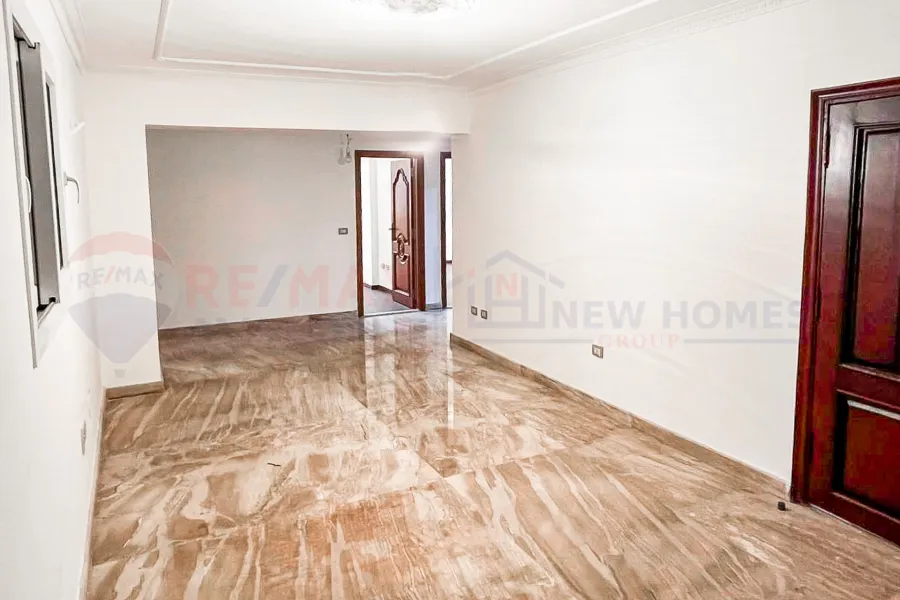 شقة للايجار 270 م رشدي (علي الترام)