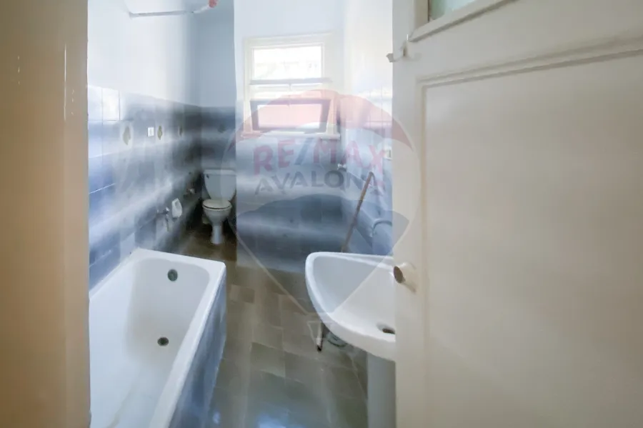 شقة للايجار 145 م جليم (ش مقبل-خطوات من البحر)