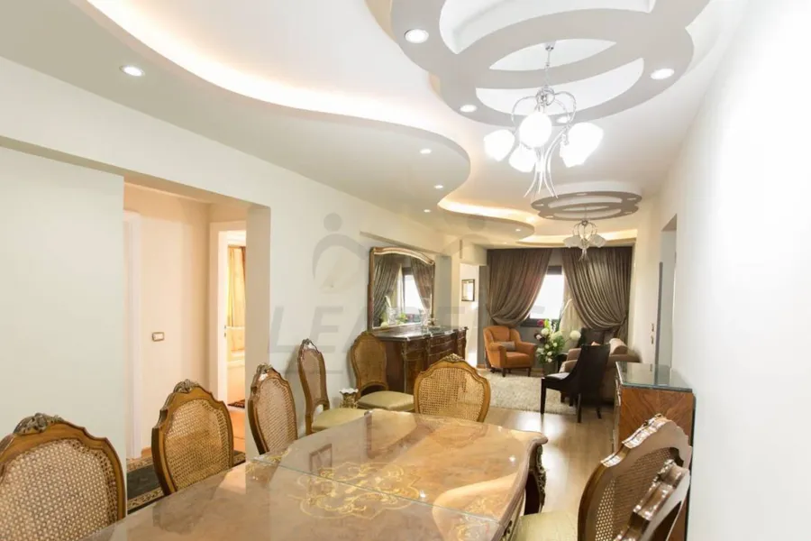 شقة للبيع 230 م سيدي بشر (علي البحر مباشرة)